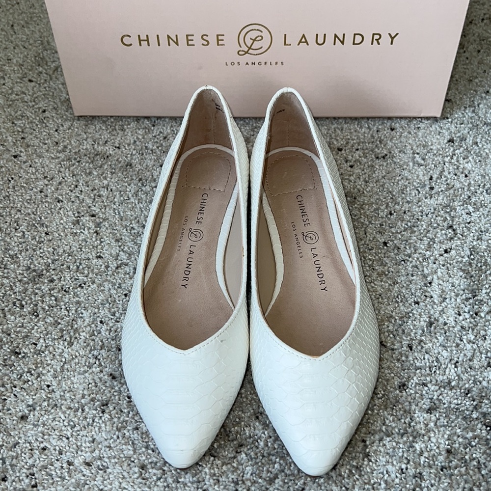 NIB CHINESE LAUNDRY GAVIN POINTED TOE FLAT WHITE SNAKE